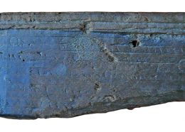 Fig. 10  L’une des tablettes inscrites en bois avec son texte visible. ©S. Mauné
