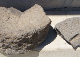 Fragments de meules (catillus et meta) en basalte de Saint-Thibéry/Bessan ©P. Ferrer